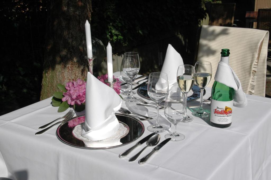 Mayers Waldhorn - Zwischen Reutlingen Und Tuebingen Kusterdingen Buitenkant foto